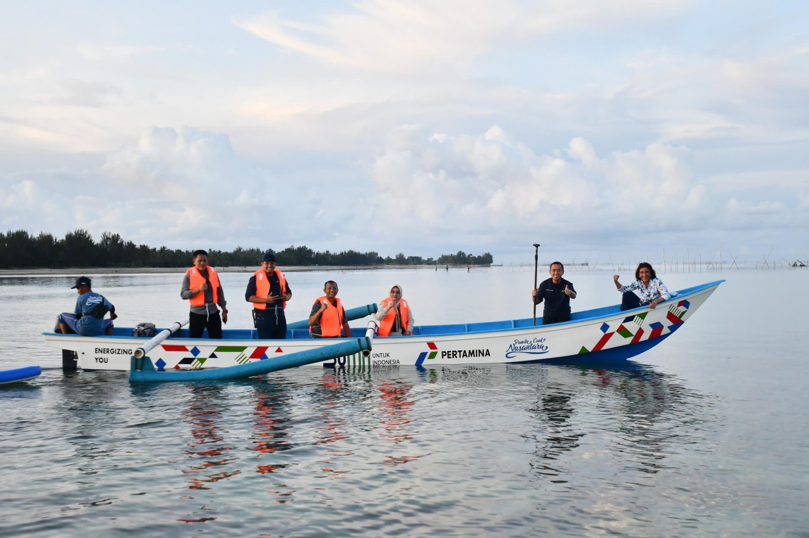 Pertamina Beri Bantuan Kapal di Natuna