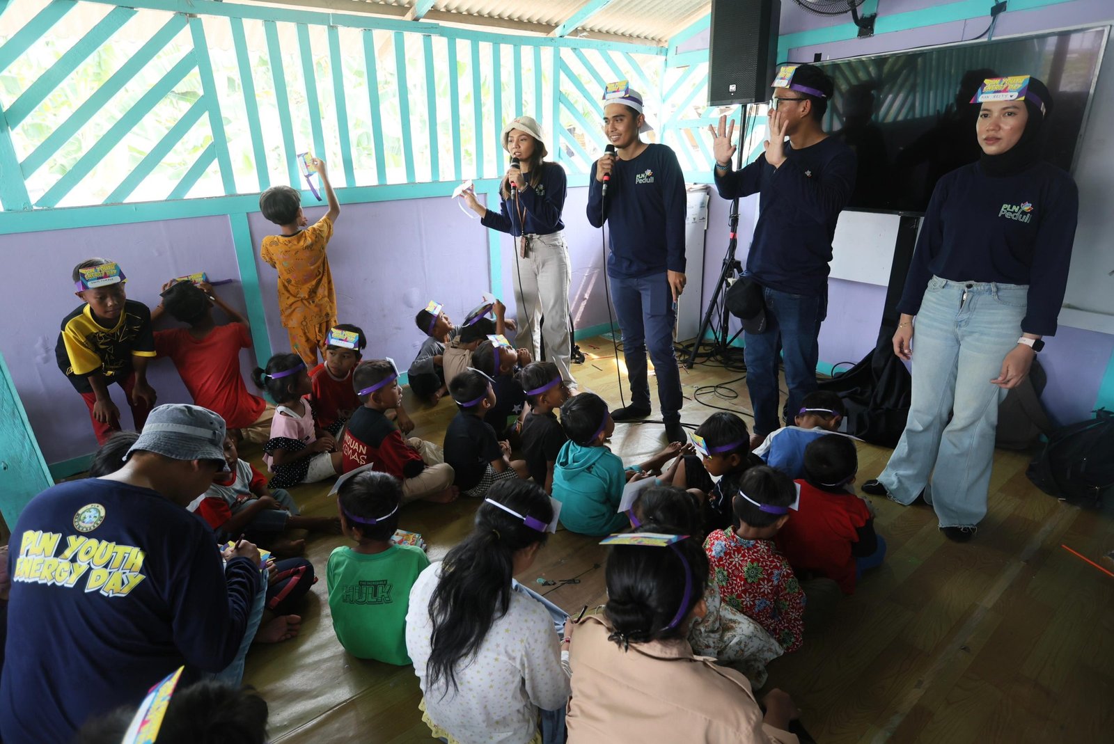 Relawan PLN Berikan Bantuan Pendidikan dan Kesehatan Warga Kampung Pemulung Jurang Mangu Timur