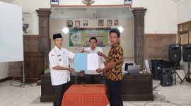 Kepala Desa Brengkok Paryan Nurcahyo saat mengesahkan Laporan Kegiatan 2024 pada Masyarakat di Hari Desa 2025