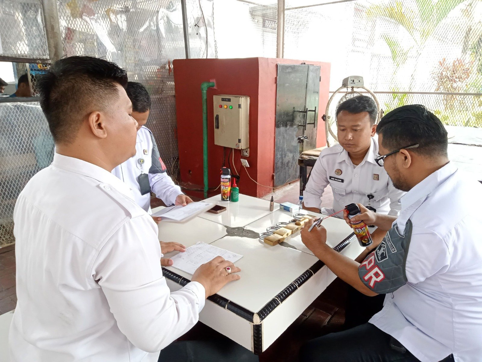 Rutan Batam Rutin Lakukan Perawatan dan Rolling Gembok Kamar Hunian