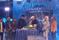 Foto: Sekda Kabupaten Banjarnegara Drs.Indarto, Msi menyerahkan hadiah kepada Peserta Lomba salah satu Apresiasi Pemda ke Masyarakat di Malam Hari jadi Banjarnegara ke-545 di alun alun kota.