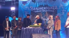 Foto: Sekda Kabupaten Banjarnegara Drs.Indarto, Msi menyerahkan hadiah kepada Peserta Lomba salah satu Apresiasi Pemda ke Masyarakat di Malam Hari jadi Banjarnegara ke-545 di alun alun kota.