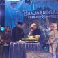 Foto: Sekda Kabupaten Banjarnegara Drs.Indarto, Msi menyerahkan hadiah kepada Peserta Lomba salah satu Apresiasi Pemda ke Masyarakat di Malam Hari jadi Banjarnegara ke-545 di alun alun kota.
