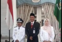 Foto: Jito Setiabudi Kades Terpilih Periode 2025-2033, Desa Serang dan istri bersama PJ Bupati Mohamad Masrofi di Pringgitan Pendapa Dipayudha Adigraha.