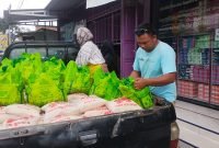 Foto: Pendistribusian Bantuan Sembako sebagai bentuk Kepedulian sosial kepada warga masyarakat dari CV.Alam Risky Creasindo.