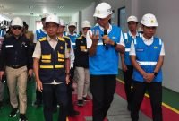 Menteri ESDM Bahlil Lahadalia (kedua dari kiri), Direktur Utama PLN Darmawan Prasodjo (kedua dari kanan), Tenaga Ahli Menteri ESDM Bidang Ketenagalistrikan Rizal Calvary Marimbo (kiri) dan General Manager PLN UID Kalselteng Ahmad Syauqi (kanan) ketika meninjau kesiapan Gas Insulated Substation (GIS) 150 kV Ulin di Banjarmasin pada Rabu (19/3).