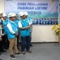 Menteri ESDM, Bahlil Lahadalia (kedua dari kanan) didampingi Direktur Distribusi PLN, Adi Priyanto (kedua dari kiri), dan Direktur Jenderal Ketenagalistrikan Kementerian ESDM, Jisman P. Hutajulu (kiri) menerima pemaparan dari General Manager PLN Unit Induk Wilayah Maluku dan Maluku Utara, Awat Tuhuloula (kanan) terkait kondisi kelistrikan saat momen libur Idulfitri 1446 H di Unit Pelaksana Penyaluran dan Pengatur Beban (UP3B) Maluku, Kota Ambon, Sabtu (5/4).