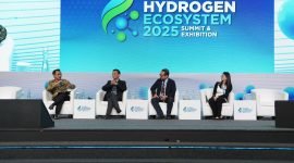 Kiri ke Kanan: Rakhmad Dewanto (Direktur Gas dan BBM PLN EPI), Shen Chao, (Direktur PT Breesen Teknologi Indonesia), Rahmadi Budiman, S.T, M.T (Deputi III IFHE) sebagai Moderator dan Agustin Tota (DNV Singapura) dalam Forum yang membahas Peluang Investasi pada Hidrogen Bersih di Global Hydrogen Ecosystem 2025 yang berlangsung di JCC (16/4).