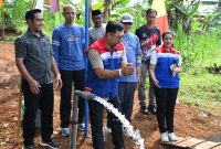 Direktur Finance & Business Support PT Pertamina Lubricants (PTPL) Catur Dermawan didampaingi Kepala Inspektorat Banjarnegara Agung Yusianto dan Kepada Desa Bandingan serta warga meresmikan pengunaan sarana air bersih  di Desa Bandingan Kecamatan Rakit , Kabupaten Banjarnegara.(foto.ahr)