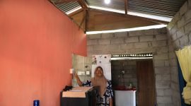 Suprihatin, salah satu warga Desa Parit, Kecamatan Selat Gelam, Kabupaten Karimun, Kepulauan Riau saat menyalakan lampu di rumahnya pascalistrik PLN telah beroperasi 24 jam penuh di desanya. Kini dirinya dapat beraktivitas dengan nyaman setelah sebelumnya listrik di desanya hanya menyala 14 jam setiap hari.