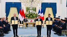 Seremoni MoU showing antara PLN, PT SMI, dan HDF Energy terkait Pendanaan Pengembangan Hidrogen di Indonesia yang dilakukan oleh Direktur Utama PLN, Darmawan Prasodjo (kanan), Direktur Utama PT SMI, Reynaldi Hermansjah (tengah), dan Chief Executive Officer of Hydrogen de France SA, Damien Havard (kiri) di hadapan Presiden RI, Prabowo Subianto (kanan belakang) dan Presiden Prancis, Emmanuel Macron (kiri belakang) pada Rabu, (28/5) di Istana Kepresidenan RI. Foto: BPMI Setpres.