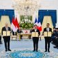 Seremoni MoU showing antara PLN, PT SMI, dan HDF Energy terkait Pendanaan Pengembangan Hidrogen di Indonesia yang dilakukan oleh Direktur Utama PLN, Darmawan Prasodjo (kanan), Direktur Utama PT SMI, Reynaldi Hermansjah (tengah), dan Chief Executive Officer of Hydrogen de France SA, Damien Havard (kiri) di hadapan Presiden RI, Prabowo Subianto (kanan belakang) dan Presiden Prancis, Emmanuel Macron (kiri belakang) pada Rabu, (28/5) di Istana Kepresidenan RI. Foto: BPMI Setpres.