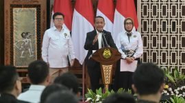 Menteri Energi dan Sumber Daya Mineral (ESDM) Bahlil Lahadalia (tengah), Direktur Jenderal Ketenagalistrikan Kementerian ESDM Jisman P Hutajulu (kiri) dan Direktur Jenderal Energi Baru Terbarukan dan Konservasi Energi Kementerian ESDMN Eniya Listiani Dewi (kanan) ketika mengumumkan Rencana Usaha Penyediaan Tenaga Listrik (RUPTL) PLN 2025-2034 di Jakarta pada Senin (26/5).