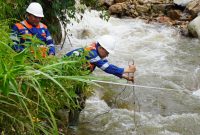 Pengukuran debit air aliran sungai oleh petugas verifikasi teknis PLN sebagai bagian dari studi kelayakan pemanfaatan aset untuk Pembangkit Listrik Tenaga Mikro Hidro (PLTMH) di Kabupaten Gayo Lues, Aceh.