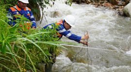 Pengukuran debit air aliran sungai oleh petugas verifikasi teknis PLN sebagai bagian dari studi kelayakan pemanfaatan aset untuk Pembangkit Listrik Tenaga Mikro Hidro (PLTMH) di Kabupaten Gayo Lues, Aceh.