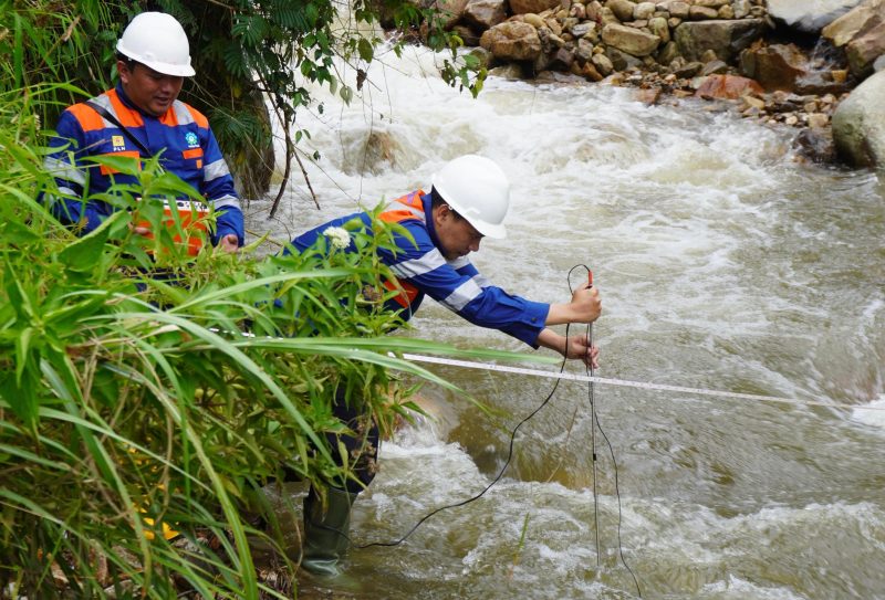 Pengukuran debit air aliran sungai oleh petugas verifikasi teknis PLN sebagai bagian dari studi kelayakan pemanfaatan aset untuk Pembangkit Listrik Tenaga Mikro Hidro (PLTMH) di Kabupaten Gayo Lues, Aceh.