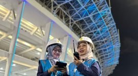 Srikandi PLN bersiaga saat pertandingan Kualifikasi Piala Dunia 2026 Zona Asia antara Indonesia versus China berlangsung di Stadion Utama Gelora Bung Karno pada Kamis, (5/6). PLN mengerahkan 276 personel siaga kelistrikan pada gelaran internasional tersebut.