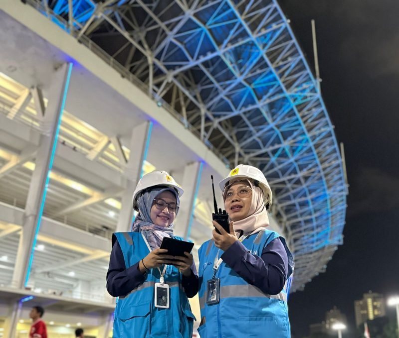 Srikandi PLN bersiaga saat pertandingan Kualifikasi Piala Dunia 2026 Zona Asia antara Indonesia versus China berlangsung di Stadion Utama Gelora Bung Karno pada Kamis, (5/6). PLN mengerahkan 276 personel siaga kelistrikan pada gelaran internasional tersebut.