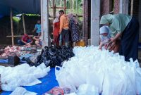 2 (dua) ekor sapi qurban dipotong dan diolah menjadi 360 paket yang langsung didistribusikan kepada 360 kepala keluarga penerima manfaat.