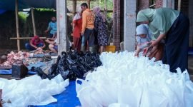 2 (dua) ekor sapi qurban dipotong dan diolah menjadi 360 paket yang langsung didistribusikan kepada 360 kepala keluarga penerima manfaat.
