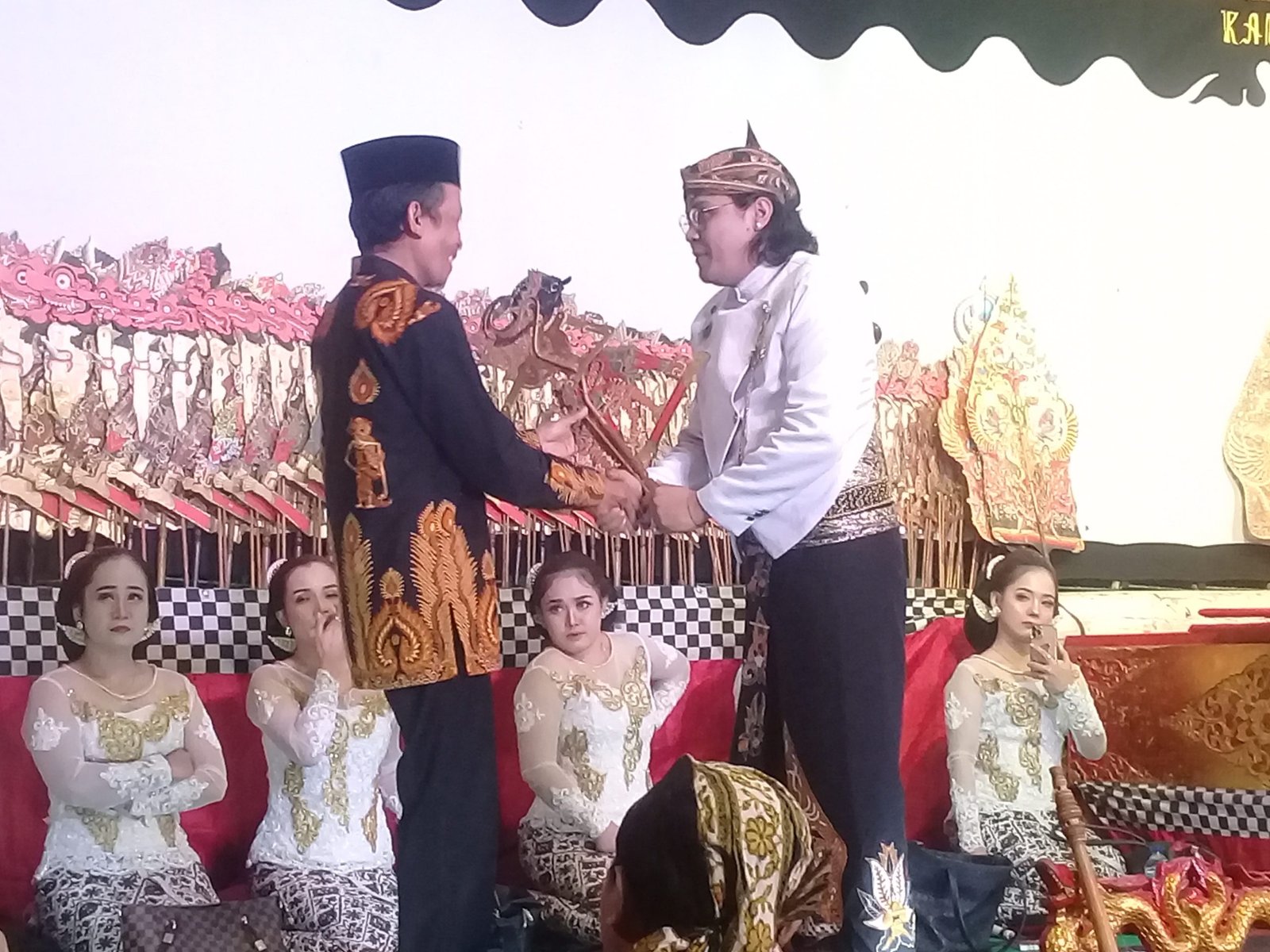 Pemdes Gondang Gelar Puncak Acara  Memetri Bumi Desa Dengan Pagelaran Wayang Kulit Semalam Suntuk