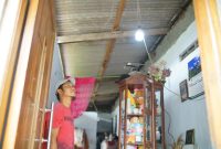 Salah satu penerima bantuan Light Up The Dream (LUTD), Edy Sutrisno bersyukur atas bantuan sambungan listrik gratis yang diberikan oleh PLN. Warga Desa Kludan, Kecamatan Tanggulangin Kabupaten Sidoarjo yang berprofesi sebagai buruh tas jahit ini sebelumnya mendapatkan listrik dengan menyalur dari tetangga selama lima tahun terakhir.