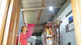 Salah satu penerima bantuan Light Up The Dream (LUTD), Edy Sutrisno bersyukur atas bantuan sambungan listrik gratis yang diberikan oleh PLN. Warga Desa Kludan, Kecamatan Tanggulangin Kabupaten Sidoarjo yang berprofesi sebagai buruh tas jahit ini sebelumnya mendapatkan listrik dengan menyalur dari tetangga selama lima tahun terakhir.
