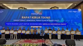 Para penerima penghargaan dari Kementerian KKP RI berfoto bersama Menteri Kelautan dan Perikanan Sakti Wahyu Trenggono  (ke sembilan dari kiri)   di sela acara Rapat Kerja Teknis Direktorat Jenderal Penataan Ruang Laut pada  Selasa (16/7) di Jakarta.