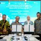 PLN EPI dan PT Pelindo Multi Terminal (SPMT) menandatangani Nota Kesepahaman (MoU) kerja sama pemanfaatan dan pengembangan infrastruktur gas bumi dan bahan bakar minyak (BBM) 

Penandatanganan dilakukan oleh Direktur Strategi dan Komersial PT Pelindo Multi Terminal, Rizki Kurniawan; Direktur Gas dan BBM PT PLN EPI, Erma Melina Sarahwati; (Tengah) dan disaksikan oleh Direktur Utama PT Pelindo Multi Terminal, Ari Henryanto (kiri); dan Direktur Utama PT PLN EPI, Rakhmad Dewanto (kanan).