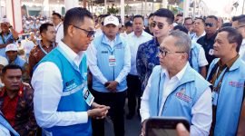 Direktur Utama PLN, Darmawan Prasodjo (kiri) berbincang dengan Menteri Koordinator Bidang Pangan Indonesia sekaligus Ketua Satuan Tugas Koperasi Merah Putih, Zulkifli Hasan (kanan) pada acara peluncuran 80.081 Koperasi Desa/Kelurahan Merah Putih di Klaten, Jawa Tengah.( foto Ist )