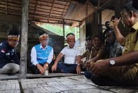 Menteri ESDM, Bahlil Lahadalia (ketiga dari kiri) berdiskusi bersama Direktur Jenderal Ketenagalistrikan Kementerian ESDM, Jisman P. Hutajulu (kiri), Bupati Kepulauan Yapen, Benyamin Arisoy (kanan), Direktur Utama PLN, Darmawan Prasodjo (kedua dari kiri) saat mengunjungi salah satu rumah warga di Desa Kiriyou, Kepulauan Yapen pada Kamis (24/7).