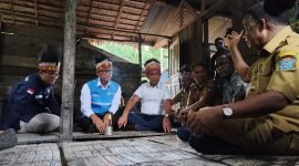 Menteri ESDM, Bahlil Lahadalia (ketiga dari kiri) berdiskusi bersama Direktur Jenderal Ketenagalistrikan Kementerian ESDM, Jisman P. Hutajulu (kiri), Bupati Kepulauan Yapen, Benyamin Arisoy (kanan), Direktur Utama PLN, Darmawan Prasodjo (kedua dari kiri) saat mengunjungi salah satu rumah warga di Desa Kiriyou, Kepulauan Yapen pada Kamis (24/7).