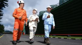 Ilustrasi para petugas PLN melakukan koordinasi untuk menjaga keandalan operasional Pembangkit Listrik Tenaga Panas Bumi (PLTP) Kamojang di Jawa Barat. Masuknya PLN ke dalam daftar Fortune Global 500 tidak terlepas dari kualitas sumber daya manusia PLN yang mampu bersaing secara global.