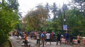 Photo: Bentuk Solidaritas Warga Desa Piasa Kulon saat melaksanakan kegiatan perbaikan Ruas Jalan Kabupaten dengan cara iuran secara Swadaya.