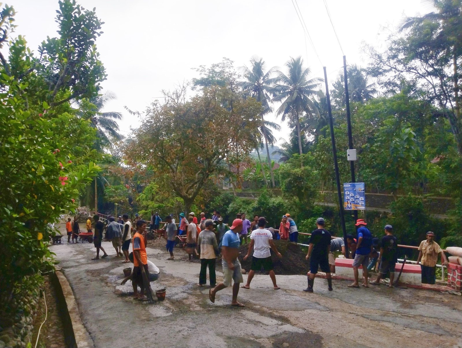 Aksi Solidaritas Warga Desa Piasa Kulon Perbaiki Jalan Kabupaten