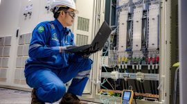 Foto landscape karyawan PLN NP ketika melakukan monitoring rutin di unit pembangkit. PLN Nusantara Power kembali mendapatkan penghargaan BUMN Award atas kinerja positif dan komitmennya dalam menghadirkan pembangkitan listrik yang efisien, inovatif, dan berkelanjutan.