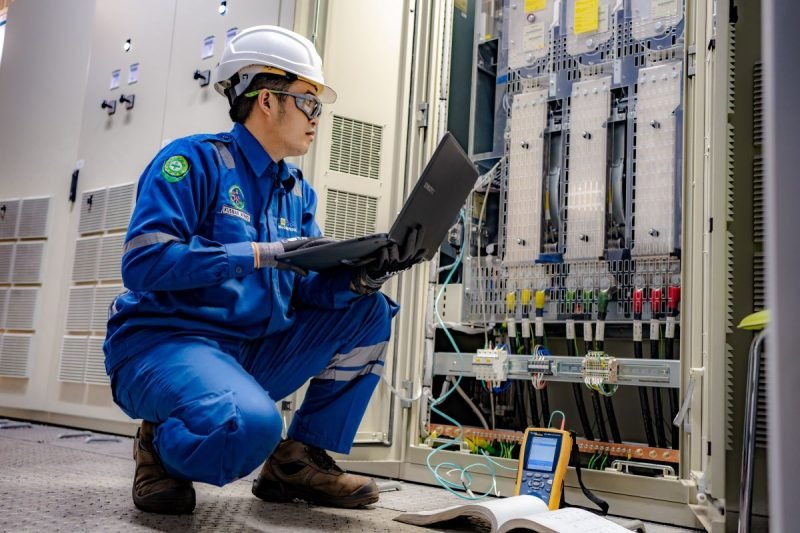 Foto landscape karyawan PLN NP ketika melakukan monitoring rutin di unit pembangkit. PLN Nusantara Power kembali mendapatkan penghargaan BUMN Award atas kinerja positif dan komitmennya dalam menghadirkan pembangkitan listrik yang efisien, inovatif, dan berkelanjutan.