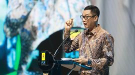 Direktur Utama PLN, Darmawan Prasodjo saat menyampaikan speech pada kegiatan Enterprise Customer Gathering PLN di Jakarta, Kamis (7/8). Dirinya menegaskan komitmen PLN untuk terus mendorong kolaborasi dengan pelanggan industri guna menciptakan ekosistem energi yang andal, berkelanjutan, serta mampu mendorong investasi dan penciptaan lapangan kerja di seluruh Indonesia.