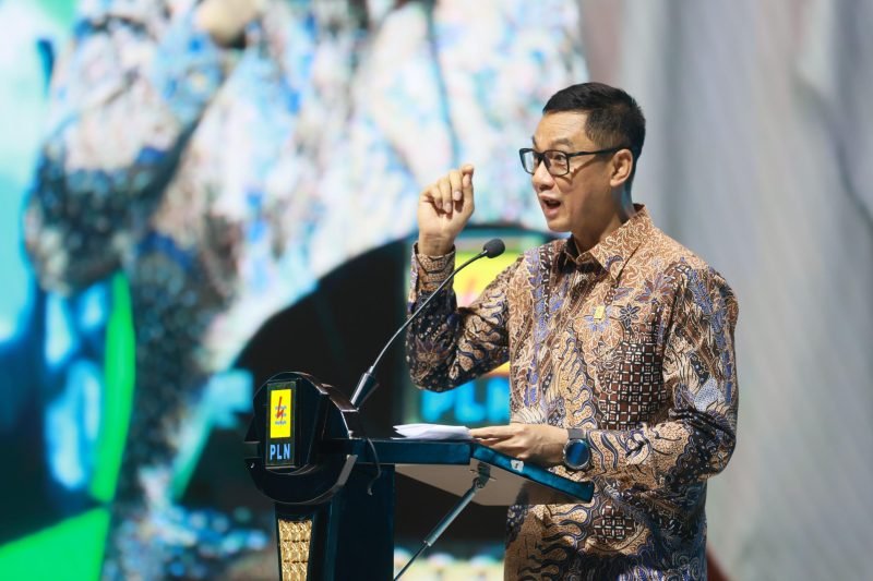 Direktur Utama PLN, Darmawan Prasodjo saat menyampaikan speech pada kegiatan Enterprise Customer Gathering PLN di Jakarta, Kamis (7/8). Dirinya menegaskan komitmen PLN untuk terus mendorong kolaborasi dengan pelanggan industri guna menciptakan ekosistem energi yang andal, berkelanjutan, serta mampu mendorong investasi dan penciptaan lapangan kerja di seluruh Indonesia.