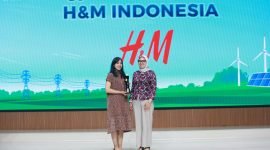 Penyerahan penghargaan kategori Green Energy As a Service Appreciation oleh Direktur Distribusi PLN, Arsyadani G. Akmalaputri (kanan) kepada Manager Sustainability & Environment H&M, Hapsari Saraswati (kiri).