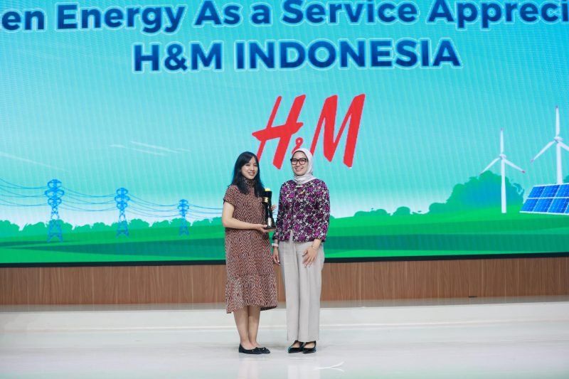 Penyerahan penghargaan kategori Green Energy As a Service Appreciation oleh Direktur Distribusi PLN, Arsyadani G. Akmalaputri (kanan) kepada Manager Sustainability & Environment H&M, Hapsari Saraswati (kiri).