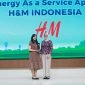 Penyerahan penghargaan kategori Green Energy As a Service Appreciation oleh Direktur Distribusi PLN, Arsyadani G. Akmalaputri (kanan) kepada Manager Sustainability & Environment H&M, Hapsari Saraswati (kiri).