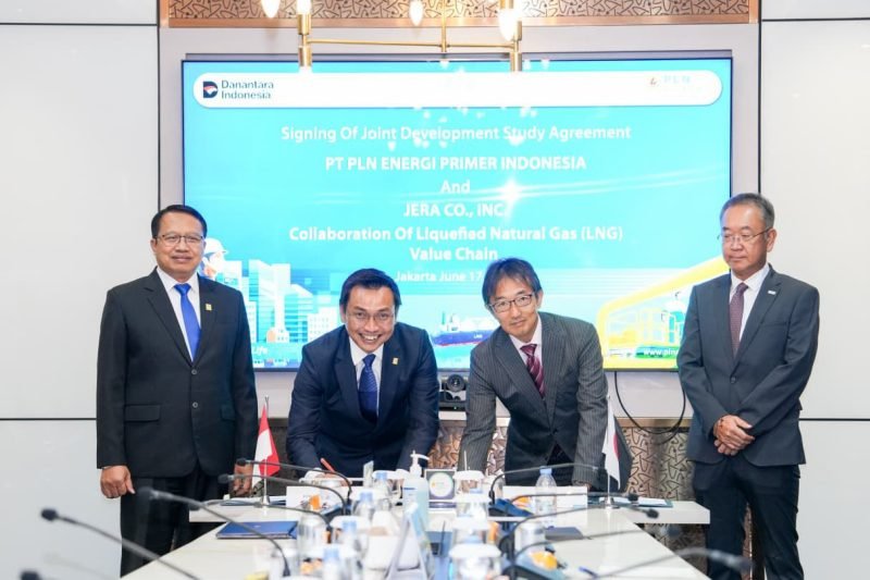Studi bersama antara JERA dan PLN EPI berfokus pada kajian komprehensif yang mencakup aspek komersial, finansial, dan regulasi. Kajian ini meliputi kegiatan pengadaan, pasokan, dan optimalisasi LNG, serta peluang pengembangan infrastruktur LNG yang dirancang secara strategis untuk mendukung sektor ketenagalistrikan nasional.

Kiri ke kanan Iwan Agung Firstantara, Mantan Direktur Utama PLN EPI ; Rakhmad Dewanto, Direktur Utama PLN EPI; Ryutaro Suzuki, Executive Officer Head of the Asia Middle East Group JERA Co., Inc.; dan Manabu Onuki, President Director (CEO) of JERA Energi Indonesia.