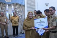Bupati Banjarnegara dr. Amalia Desiana menyerahkan bantuan keuangan   dari pemerintah kabupaten Banjarnegara yang bersumber dari bonus produksi panas bumi di kawasan dataran tinggi Dieng.(foto/ahr)