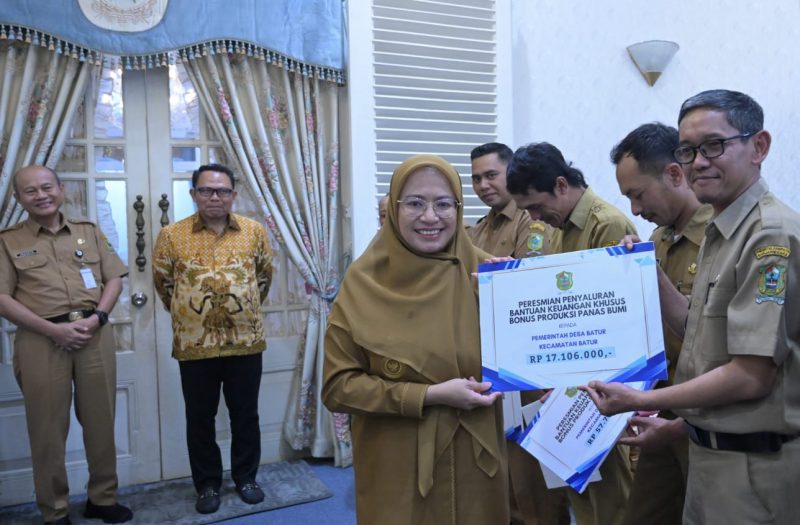 Bupati Banjarnegara dr. Amalia Desiana menyerahkan bantuan keuangan   dari pemerintah kabupaten Banjarnegara yang bersumber dari bonus produksi panas bumi di kawasan dataran tinggi Dieng.(foto/ahr)