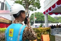Di samping kibaran Sang Merah Putih, petugas PLN bersiaga penuh mengamankan pasokan listrik, bukan hanya sekadar tugas, namun bentuk pengabdian kepada bangsa dan negara.