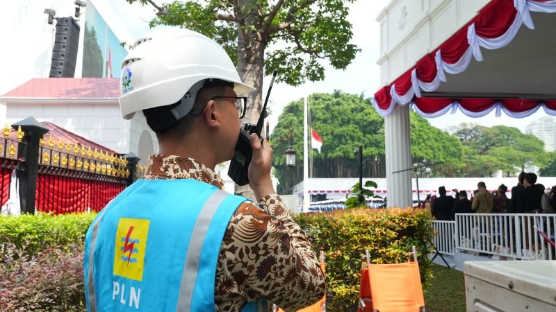 Di samping kibaran Sang Merah Putih, petugas PLN bersiaga penuh mengamankan pasokan listrik, bukan hanya sekadar tugas, namun bentuk pengabdian kepada bangsa dan negara.