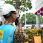 Di samping kibaran Sang Merah Putih, petugas PLN bersiaga penuh mengamankan pasokan listrik, bukan hanya sekadar tugas, namun bentuk pengabdian kepada bangsa dan negara.