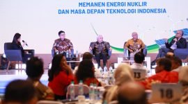 Direktur Jenderal Ketenagalistrikan Kementerian Energi dan Sumber Daya Mineral, Jisman P. Hutajulu (kedua dari kiri), Direktur Teknologi, Enjiniring, dan Keberlanjutan PLN, E. Haryadi (kanan), Kepala Organisasi Riset Tenaga Nuklir Badan Riset dan Inovasi Nasional (BRIN), Syaiful Bakhri (kedua dari kanan) dan Anggota Dewan Energi Nasional, As Natio Lasman (tengah) ketika menjadi panelis dalam agenda Nusantara Energi Forum yang digelar di Jakarta pada Rabu (20/8).
