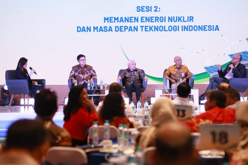 Direktur Jenderal Ketenagalistrikan Kementerian Energi dan Sumber Daya Mineral, Jisman P. Hutajulu (kedua dari kiri), Direktur Teknologi, Enjiniring, dan Keberlanjutan PLN, E. Haryadi (kanan), Kepala Organisasi Riset Tenaga Nuklir Badan Riset dan Inovasi Nasional (BRIN), Syaiful Bakhri (kedua dari kanan) dan Anggota Dewan Energi Nasional, As Natio Lasman (tengah) ketika menjadi panelis dalam agenda Nusantara Energi Forum yang digelar di Jakarta pada Rabu (20/8).